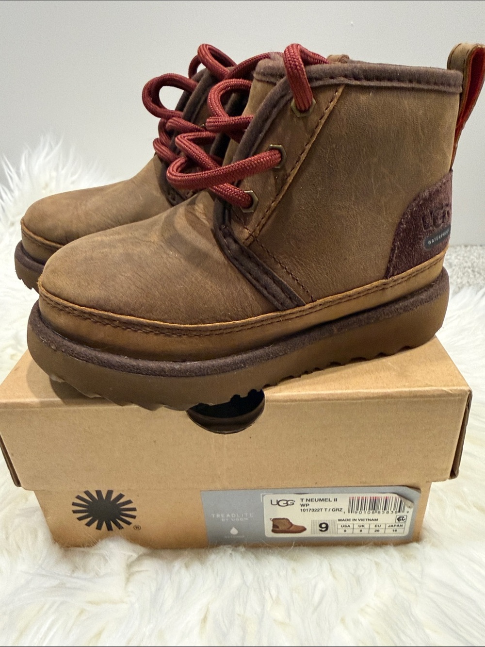 *NEW* UGG Kids Neumel II Waterproof Boot with Burgundy & extra Brown Laces